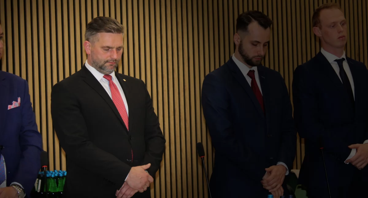 Członek zarządu powiatu, Paweł Walo (Konfederacja) (z lewej). Fot. archiwum