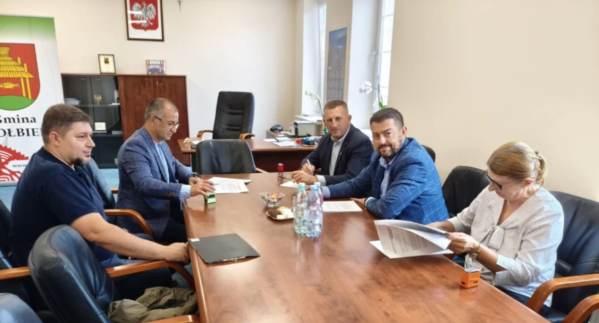 Podpisanie umowy na termomodernizację świetlicy w Rudnie. Fot. Facebook/Gmina Kołbiel