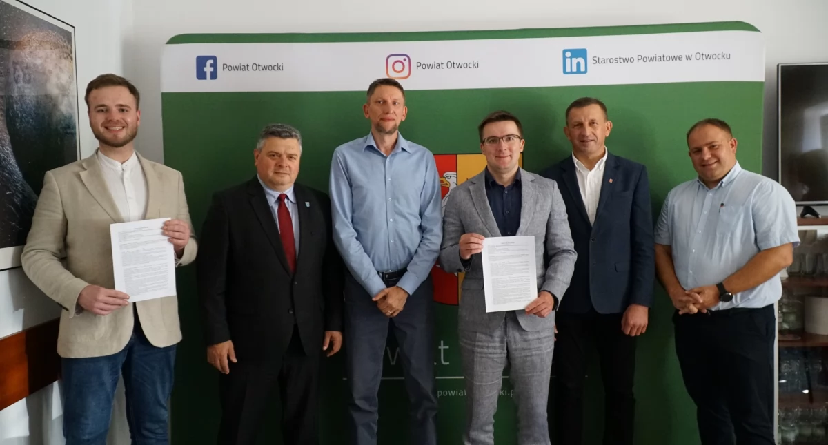 Podpisanie umów. Fot. powiat-otwocki.pl