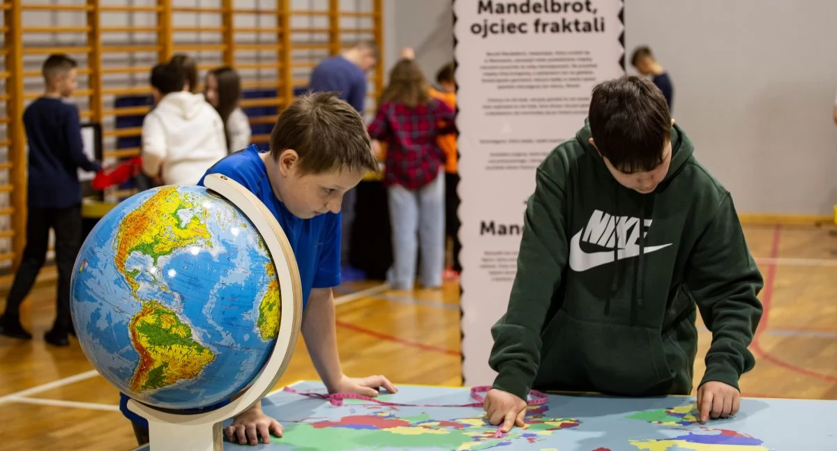 Edukacja - nauka, Matematyczna wystawa Centrum Nauki Kopernik odwiedzi Warszawice - zdjęcie, fotografia