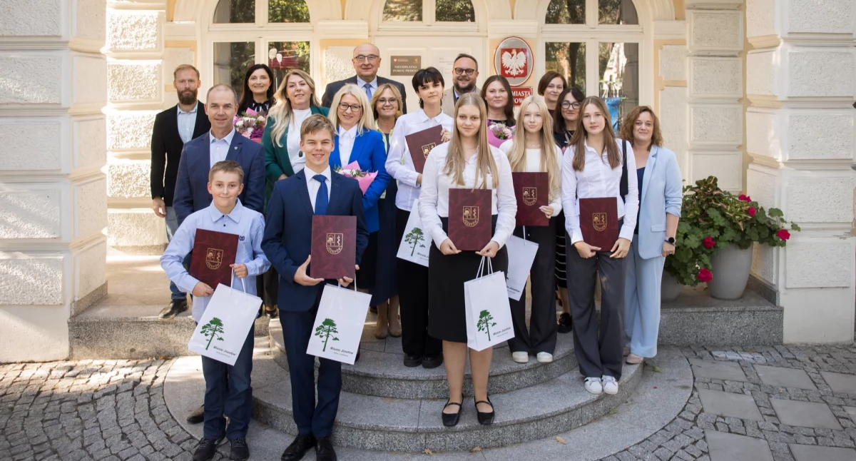 Nagrodzeni uczniowie wraz z nauczycielami i przedstawicielami władz Józefowa. Fot. UM Józefów
