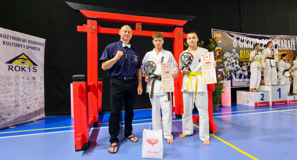 Karatecy  z Józefowa: Błażej Polak (w środku) i Filip Rutkowski, oraz trener Paweł Juszczyk. Fot. KSW Bushi