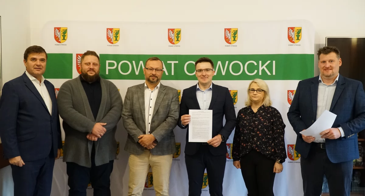 Podpisanie umów. Fot. powiat-otwocki.pl