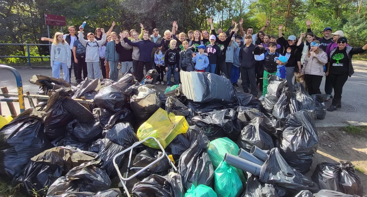 Uczestnicy sprzątania rzeki Świder. Fot. facebook.com/Przynieswyniespozamiataj