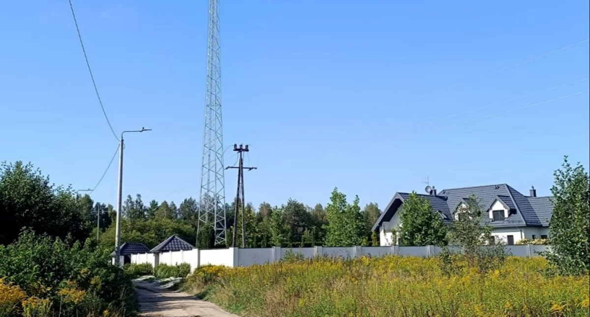Infrastruktura, Maszt Gliniance symbol nowoczesności braku zaufania prawa - zdjęcie, fotografia