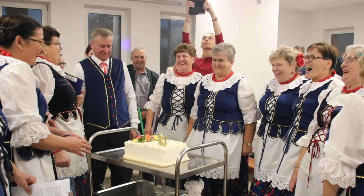 Stowarzyszenia - Fundacje - NGO, Zespół Ludowy Podbielanki śpiewa - zdjęcie, fotografia