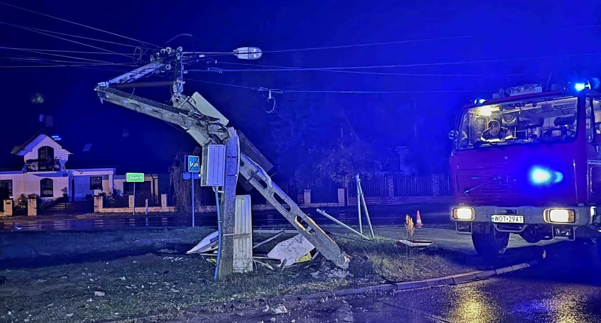 Skoszony przez bmw słup energetyczny. Fot. OSP Karczew