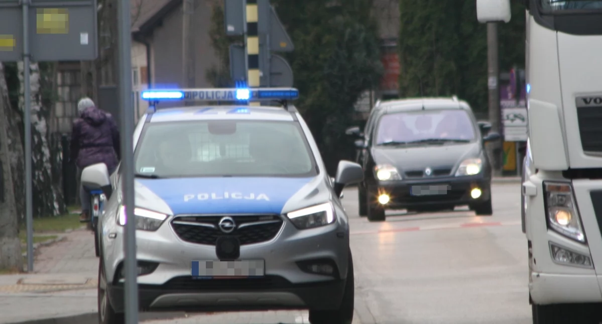 Patrol policji na jednej z lokalnych dróg. Zdjęcie ilustracyjne