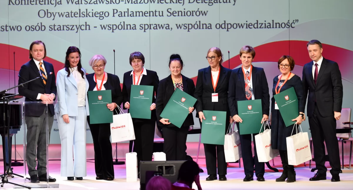 Przewodniczący sejmiku Mazowsza Ludwik Rakowski, wojewoda mazowiecki Mariusz Frankowski i Anna Brzezińska, członkini zarządu województwa mazowieckiego z seniorami. Fot. UMWM