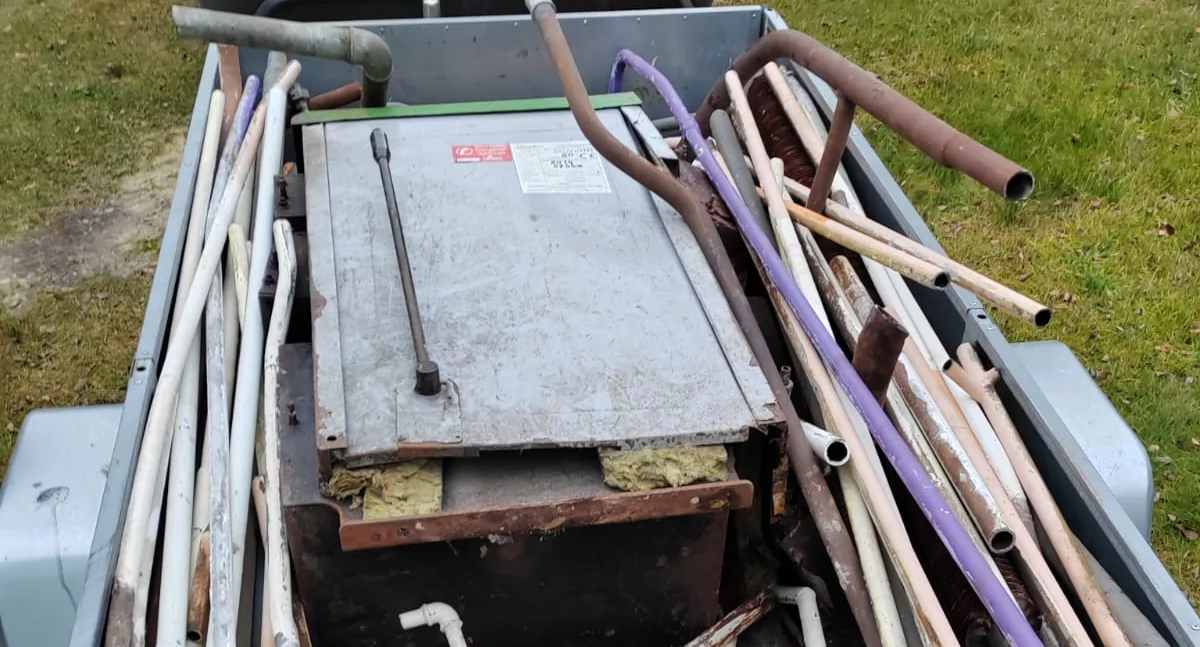 Piec i stara instalacja w drodze na złomowisko