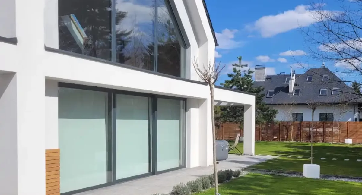 Rolety na wymiar stworzone przez producenta to zdecydowanie lepsze rozwiązanie niż osłony okienne kupione w sklepie.