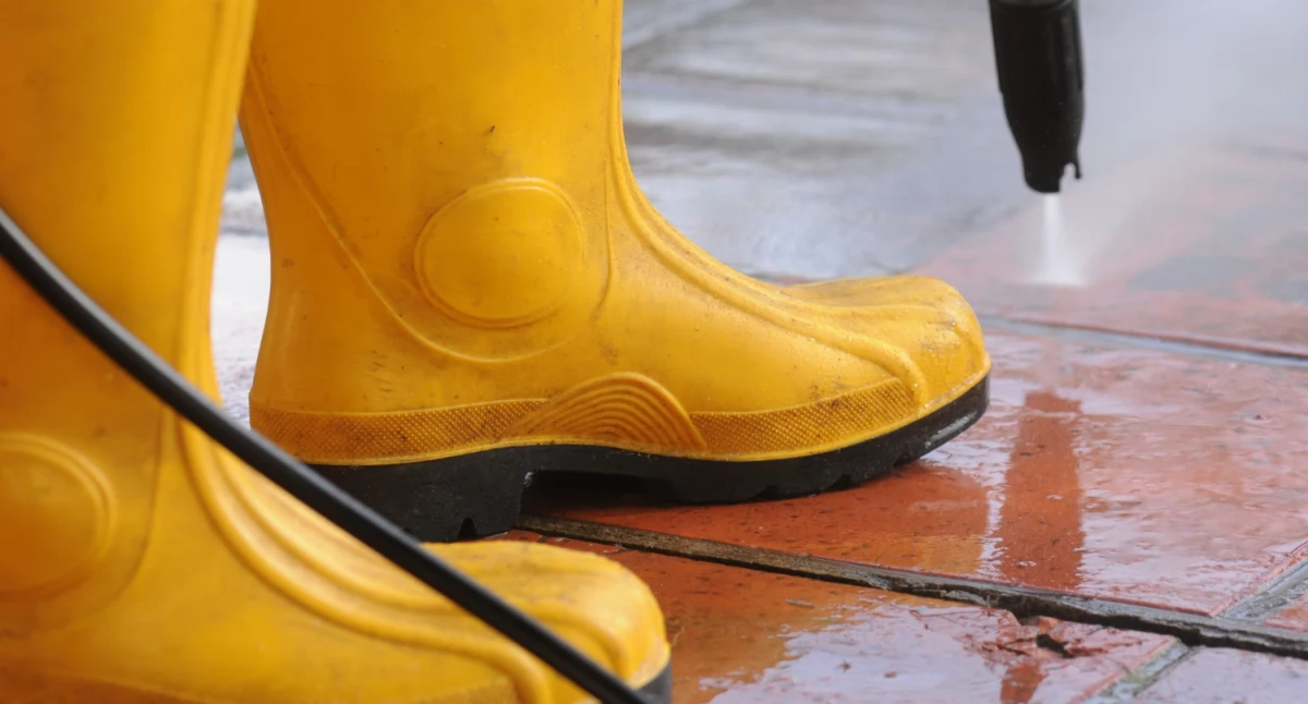 Tekst sponsorowany, Profesjonalne mycie ciśnieniowe Warszawie skutecznie odświeżyć powierzchnie zewnętrzne - zdjęcie, fotografia