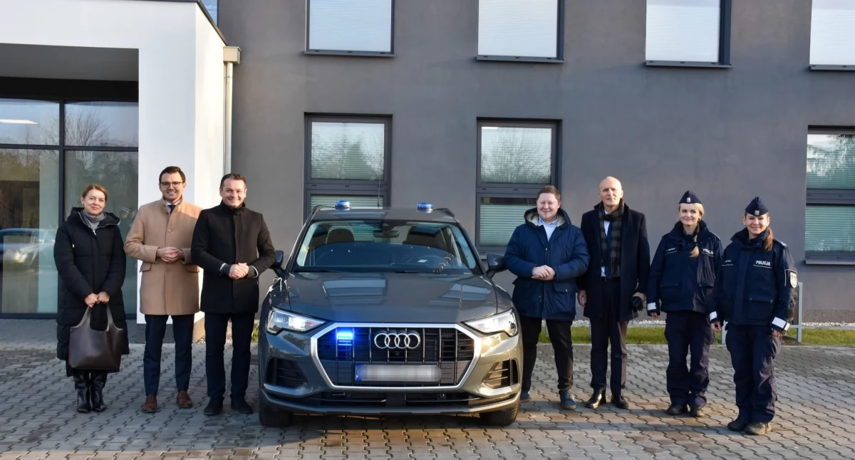 Przekazanie nowego radiowozu dla komisariatu w Karczewie. Fot. UM Karczew