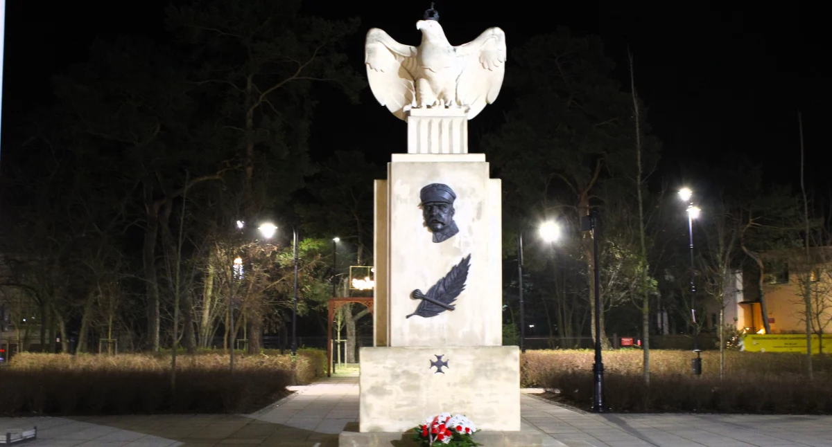 Obecny pomnik Piłsudskiego w parku miejskim w Otwocku. Fot. archiwum