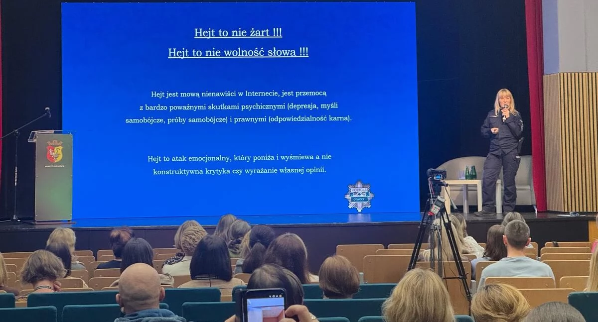 Bezpieczeństwo, Bezpieczeństwo dzieci sieci policja Otwocku walczy cyberprzemocą - zdjęcie, fotografia