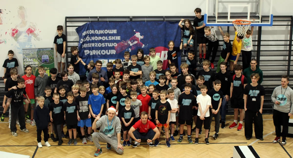 Uczestnicy 3. Mikołajkowych Ogólnopolskich Mistrzostw Parkour w Otwocku