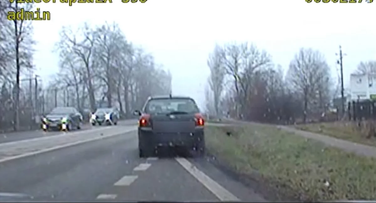 Kronika kryminalna, Pościg Zakręcie Kierowca uciekał przed policją miał prawa jazdy - zdjęcie, fotografia