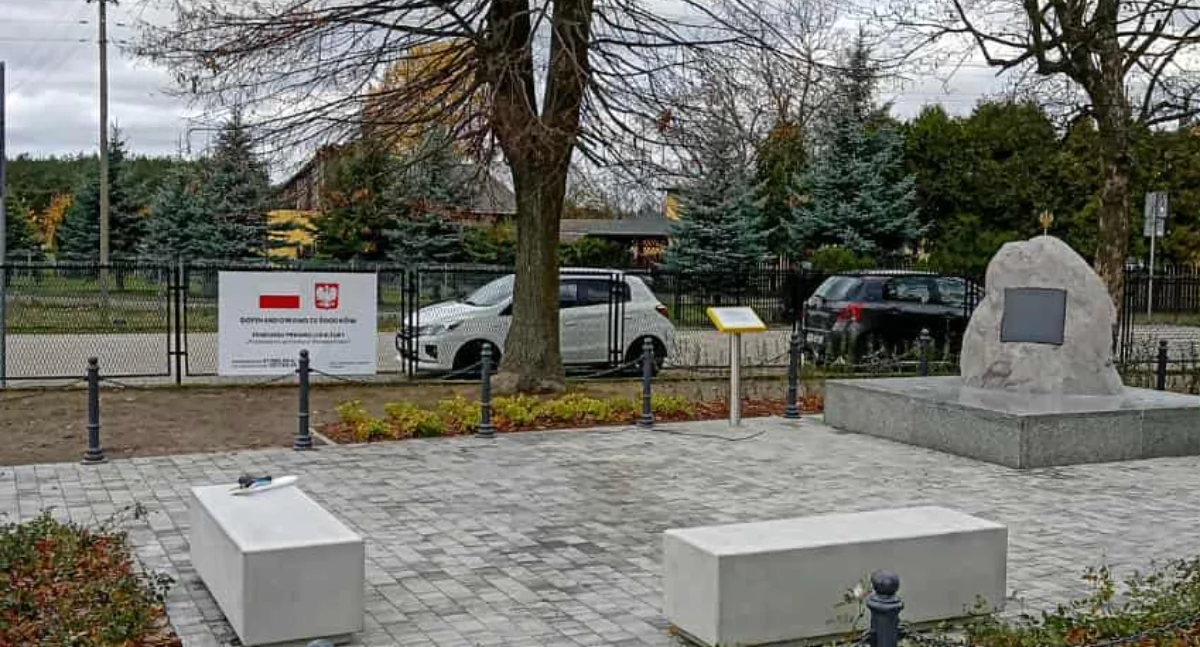 Historia, Odnowiony pomnik Batalionów Chłopskich Warszawicach miejsce pamięci znów godnie upamiętnia bohaterów - zdjęcie, fotografia