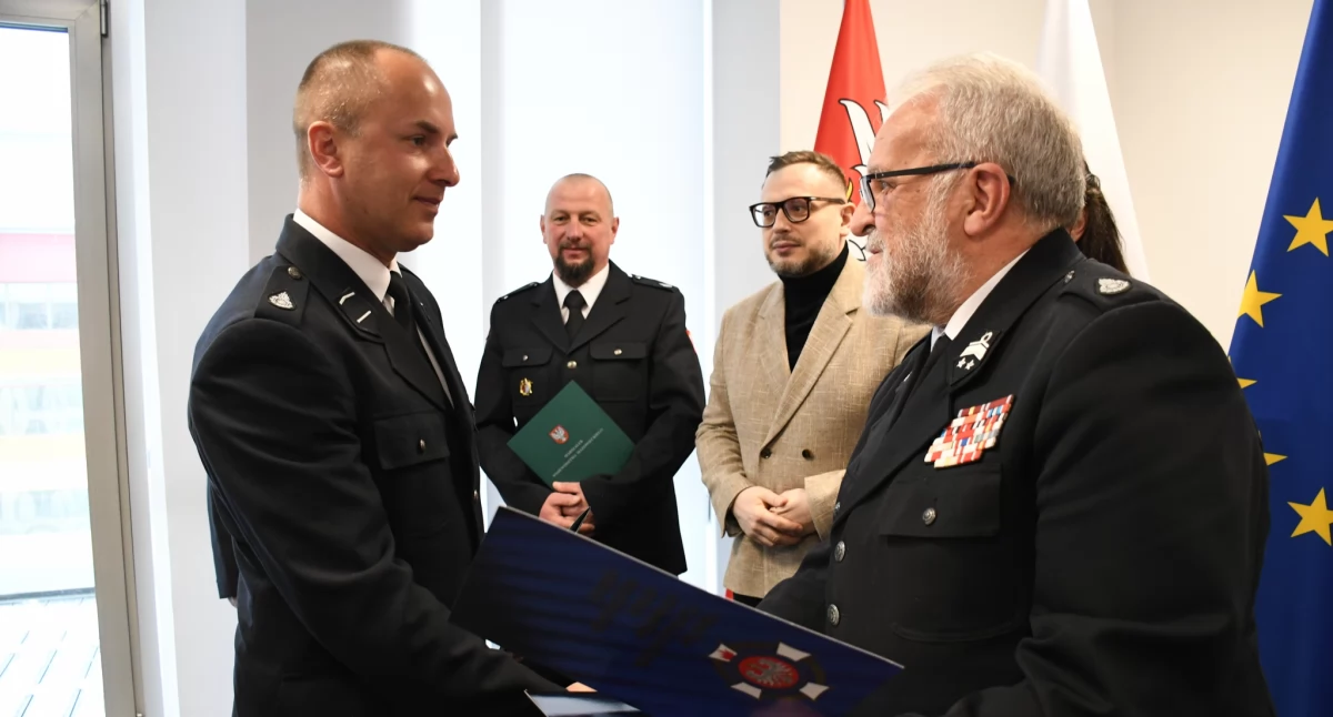 Druh Paweł Łysoń z OSP Otwock-Jabłonna (z lewej) został Strażakiem Miesiąca Października. Fot. fot. Michał Słaby/UMWM