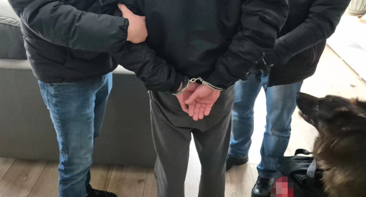 Kronika kryminalna, Groził śmiercią zabarykadował Policyjna akcja udziałem funkcjonariuszek Karczewa - zdjęcie, fotografia