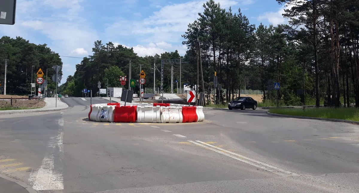 W tym roku Powiat Otwocki planuje budowę ronda na skrzyżowaniu ul. Narutowicza i Armii Krajowej. Na zdjęciu skrzyżowanie z rondem tymczasowym. Fot. Archiwum