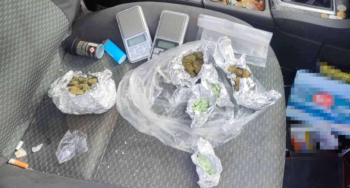 Narkotyki w samochodzie podejrzanego. Fot. KPP Otwock