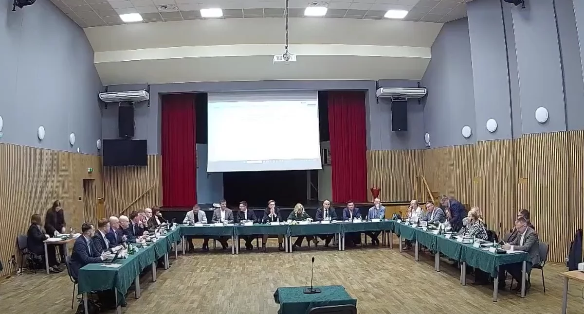 Obrady Rady Powiatu Otwockiego 26 marca 2026. Fot. klip z transmisji obrad