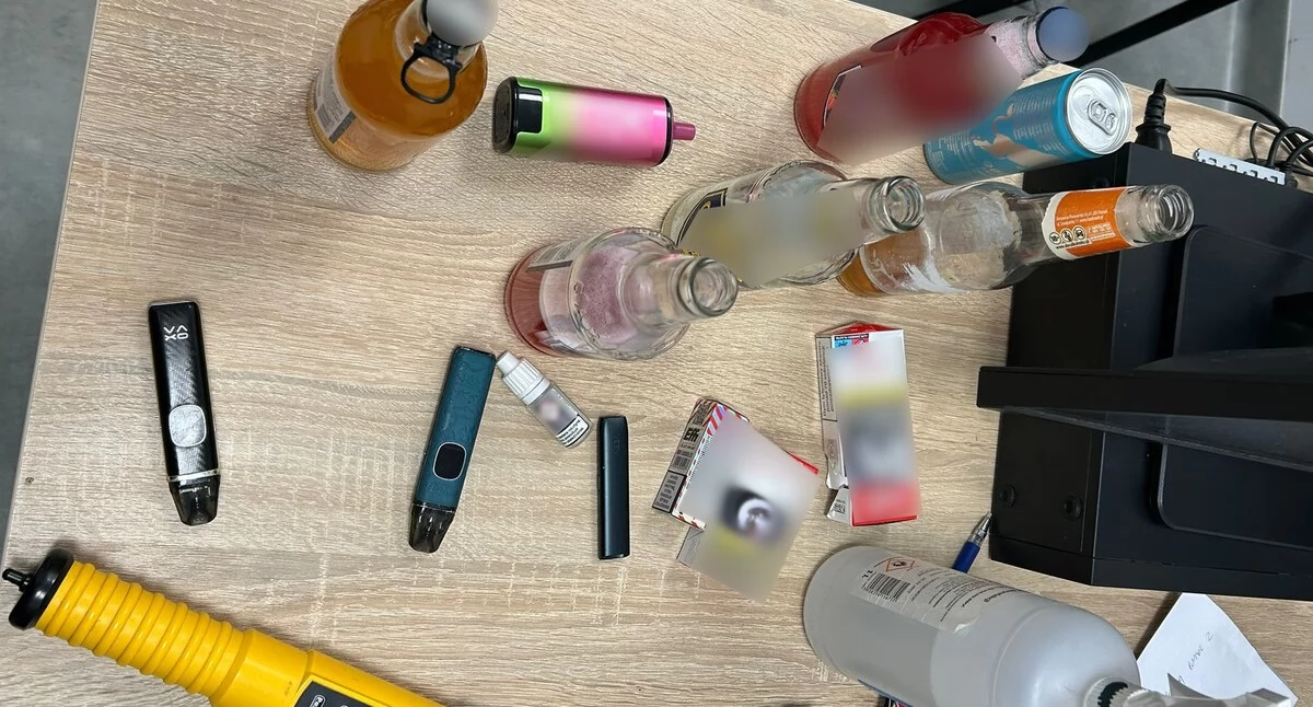 Na zdjęciu alkohol i inne przedmioty, znalezione przez policjantów przy mieletnich. Fot. KPP Otwock