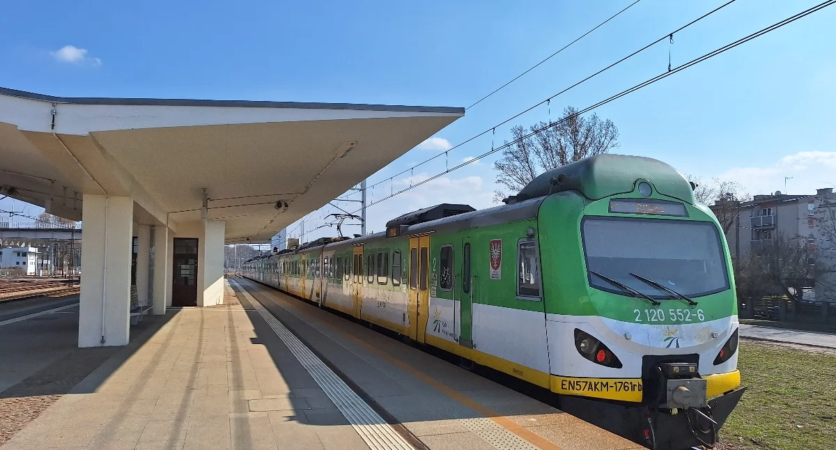 Naz djęciu pociąg Kolei Mazowieckich. Fot. KM