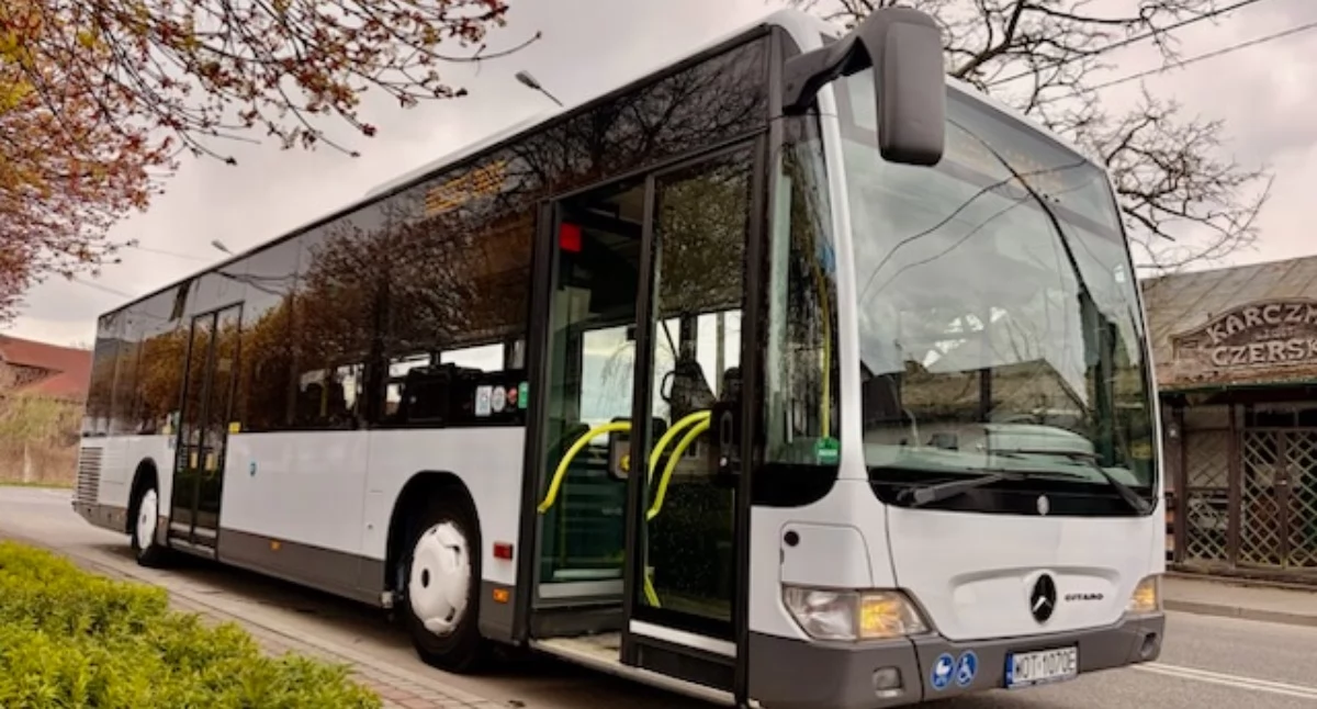 Autobusy linii M1 z Józefowa  będą białe. Fot. UM Józefów