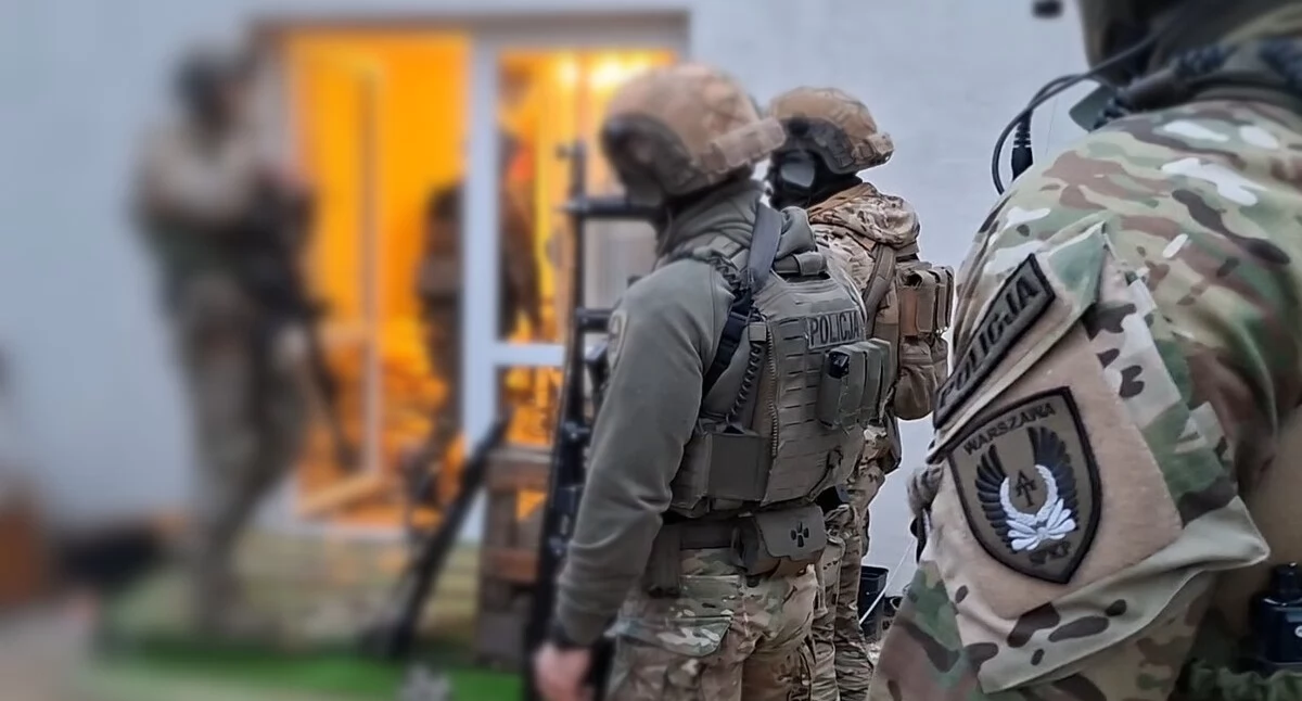 Jednoczesne zatrzymanie 16 osób nastąpiło dzięki zaangażowaniu wielu jednostek policji. Fot. KPP Otwock 