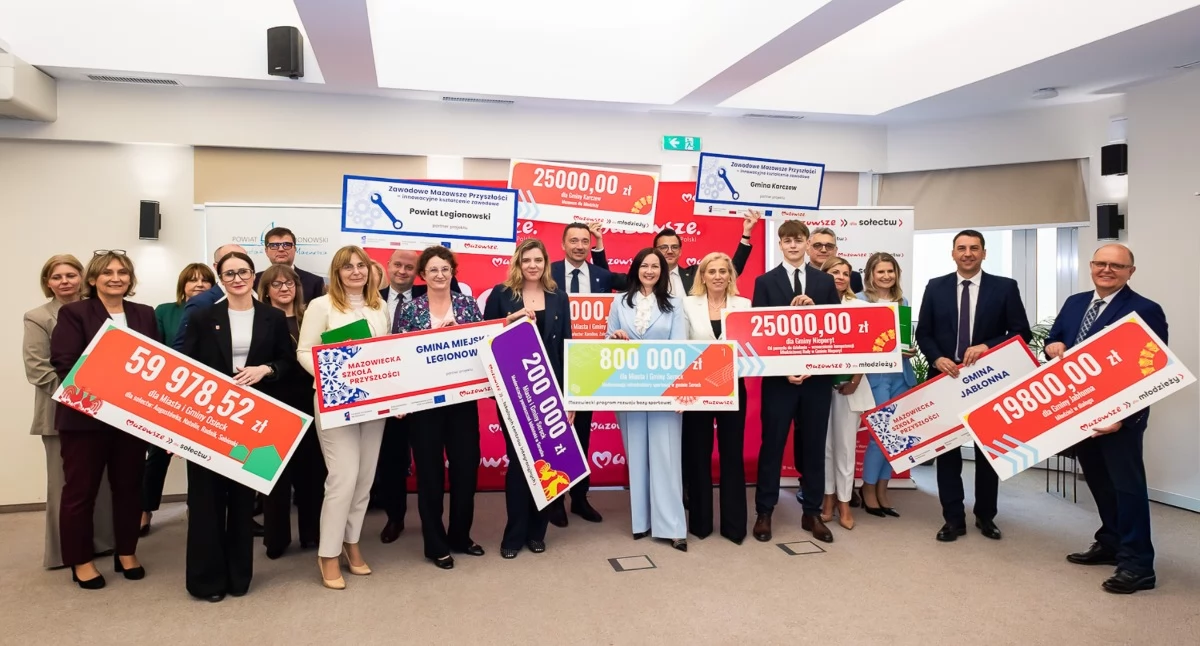 Beneficjenci z symbolicznymi czekami po podpisaniu umów. Fot. UMWM