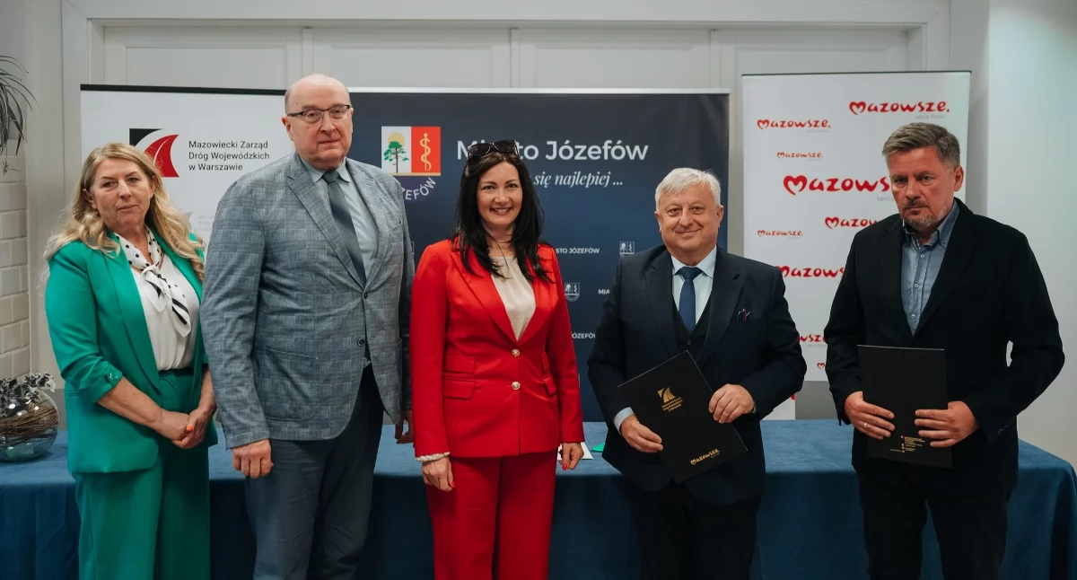Podpisanie umowy na budowę sygnalizacji świetlnej na DW801 w Józefowie. Fot. UMWM