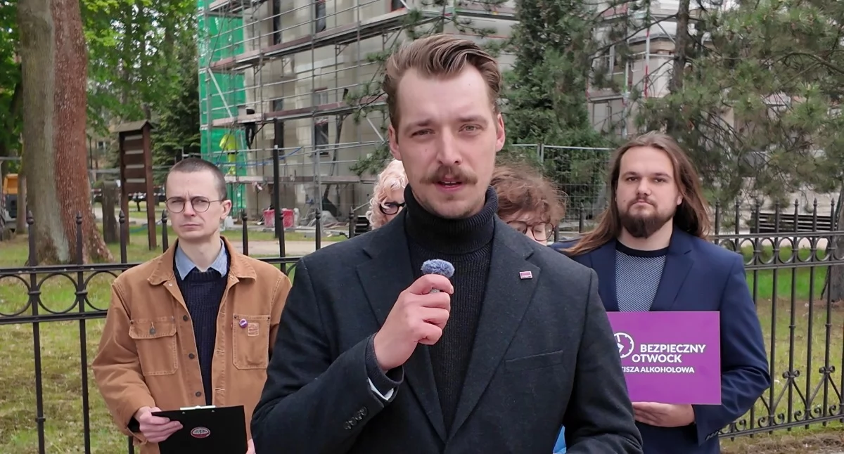 Działacze Razem ogłaszają inicjatywę Bezpieczny Otwock – Cisza alkoholowa. Fot. Razem