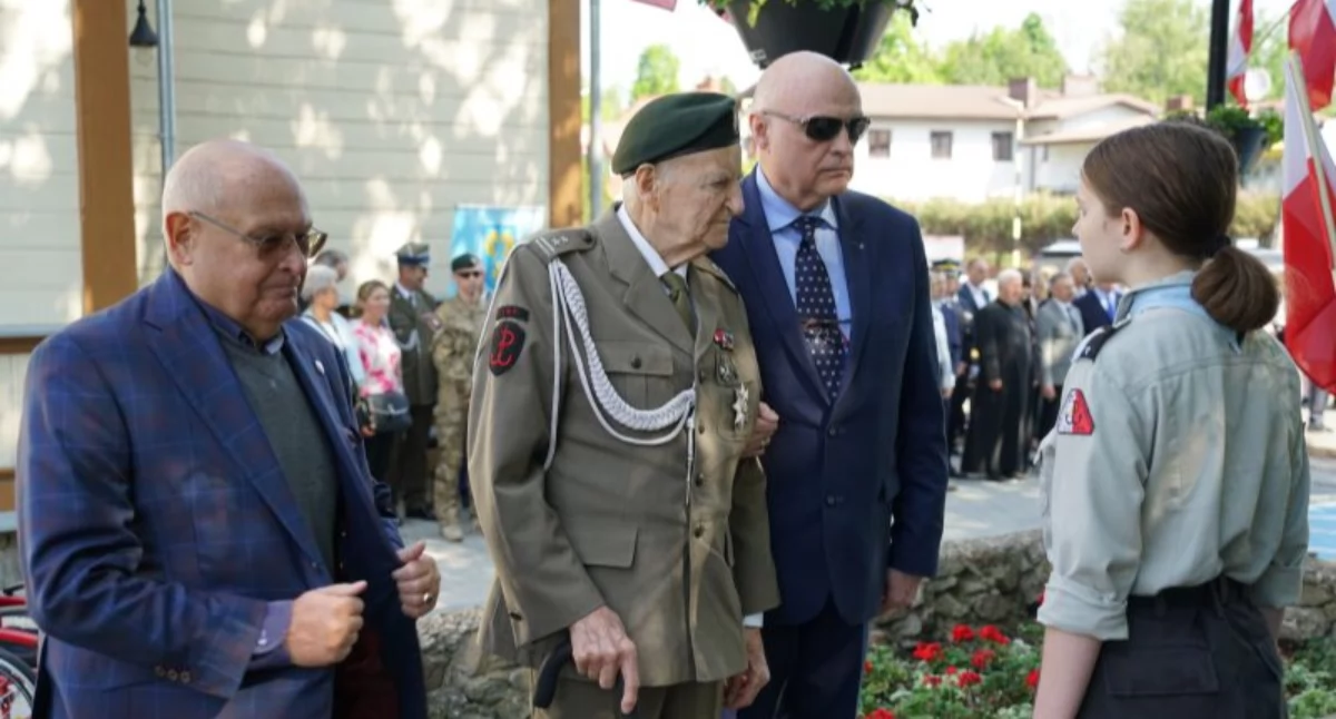 Na zdjęciu (w środku); płk Jakub T. Nowakowski ps. „Tomek”, żołnierz Szarych Szeregów podczas uroczystości w Celestynowie. Fot. powiat-otwocki.pl