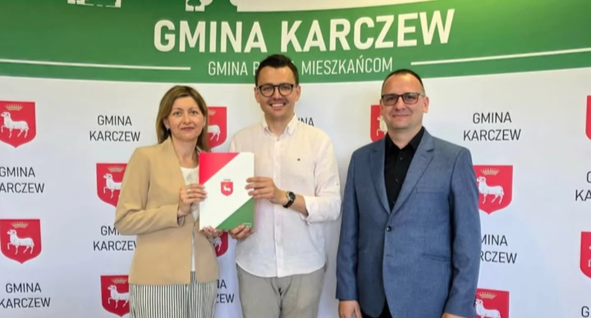 Podpisanie umowy na modernizację ul. Rynek Zygmunta Starego w Karczewie. Fot. karczew.pl