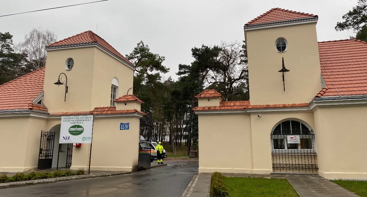 Brama główna Mazowieckiego Centrum Leczenia Chorób Płuc i Gruźlicy (MCLChPiG) w Otwocku. Fot. archiwum