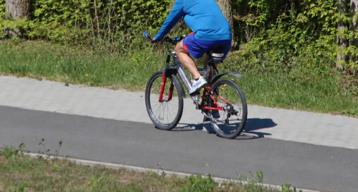 Rowerzysta. Po ścieżce rowerowej motorowerem jeździć nie wolno! Zdjęcie poglądowe, archiwum