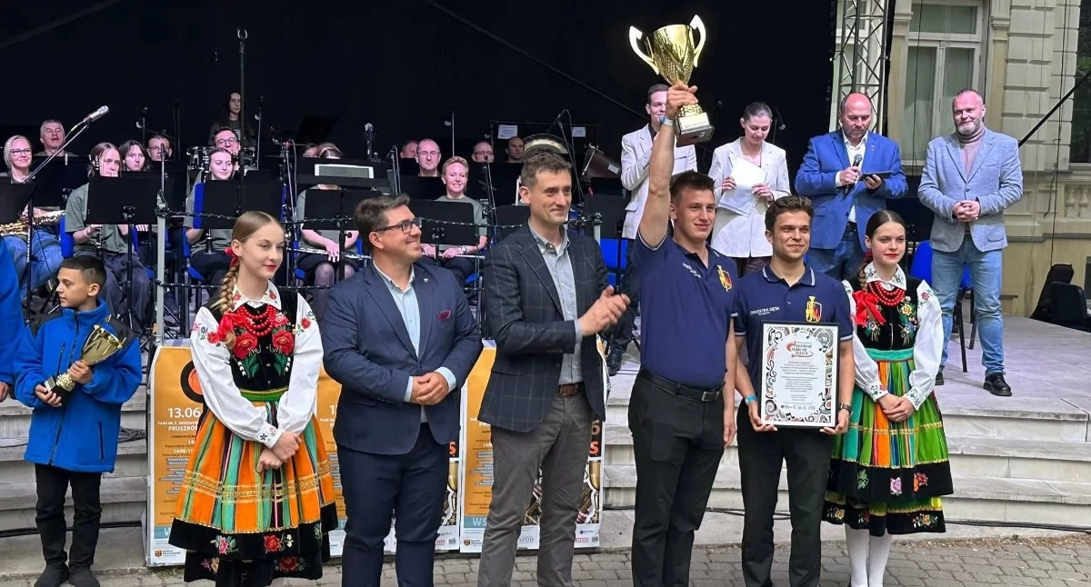 Nagrodę dla Orkiestry z Józefowa odebrali Eryk Filipiak i Miłosz Zwoliński. Fot. Orkiestra Dęta OSP Józefów