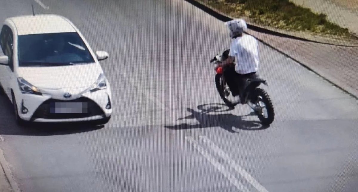 Nastolatek na niezarejestrowanym crossie na drodze. Fot. KPP Otwock