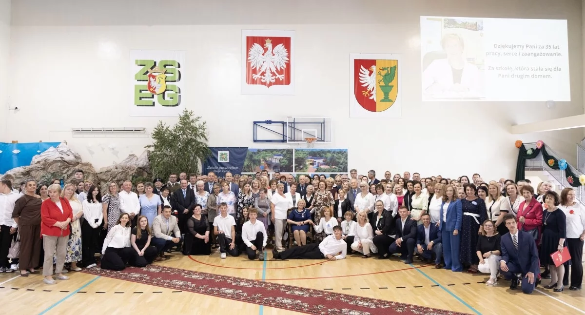 Pamiątkowe zdjęcie wieloletniej dyrektorki ZSEG Otwock Apolonii Żołądek z uczestnikami uroczystości. Fot. FB/Zespół Szkół Ekonomiczno-Gastronomicznych w Otwocku