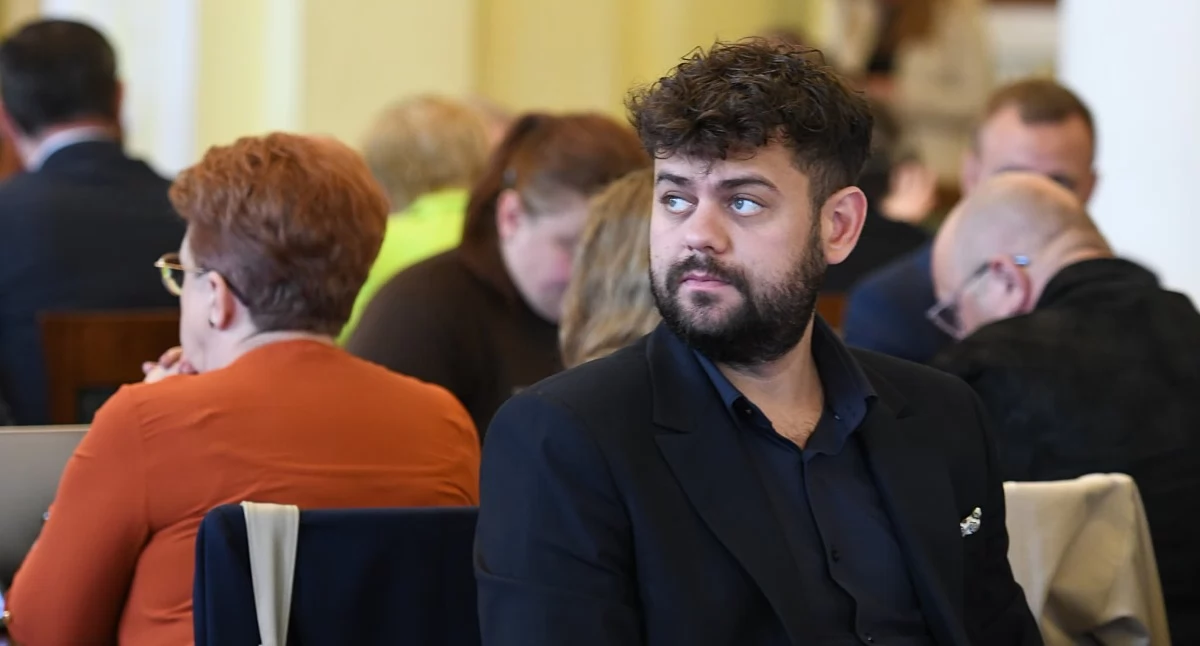 Damian Olszewski, jako radny Sejmiku Woj. Mazowieckiego na jednym z czerwcowych posiedzeń. Fot. FB/Sejmik Województwa Mazowieckiego