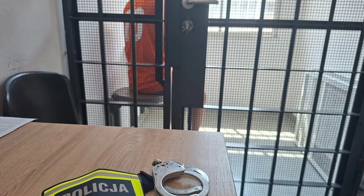 Jeden z zatrzymanych złodziei w policyjnej celi. Fot. KPP Otwock