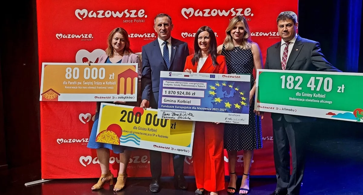 Pamiątkowa fotka po podpisaniu umowy na unijne dofinansowanie. Fot. FB/Sylwester Winek- Wójt Gminy Kołbiel
