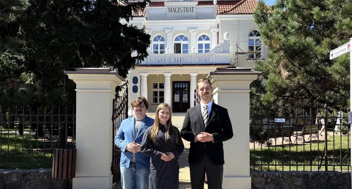 Na zdjęciu działacze partii Razem przed otwockim ratuszem. Fot. Partia Razem, Okręg Mazowsze
