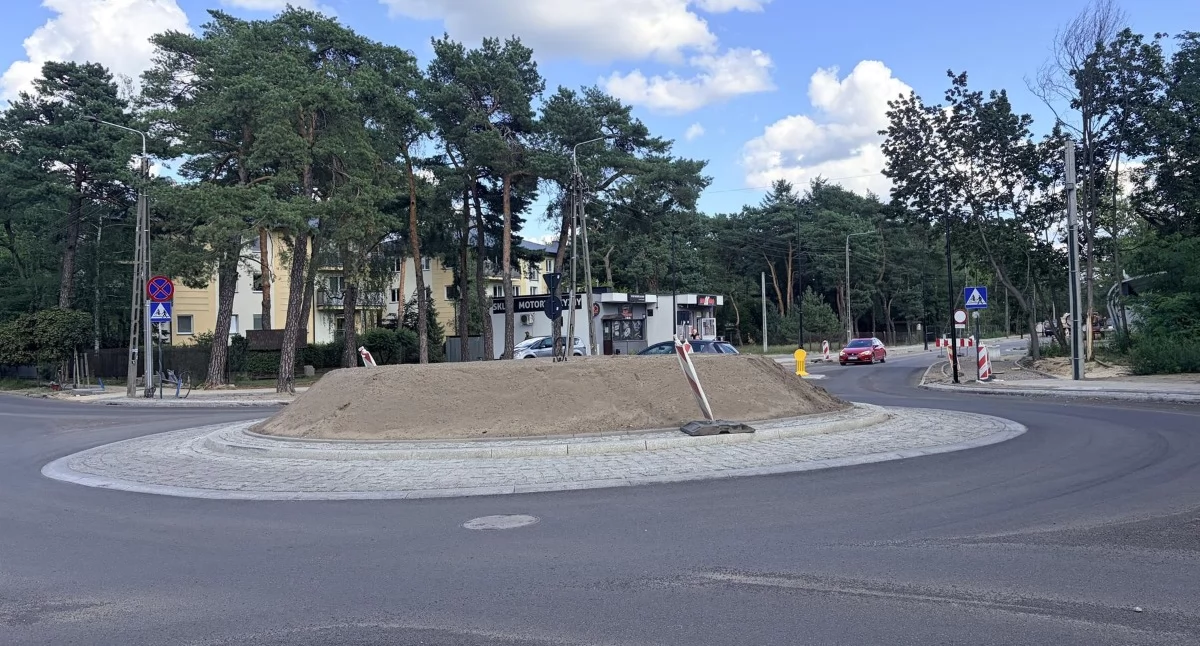 Otwock. Rondo na skrzyżowaniu Poniatowskiego i Pułaskiego jest przejezdne. 