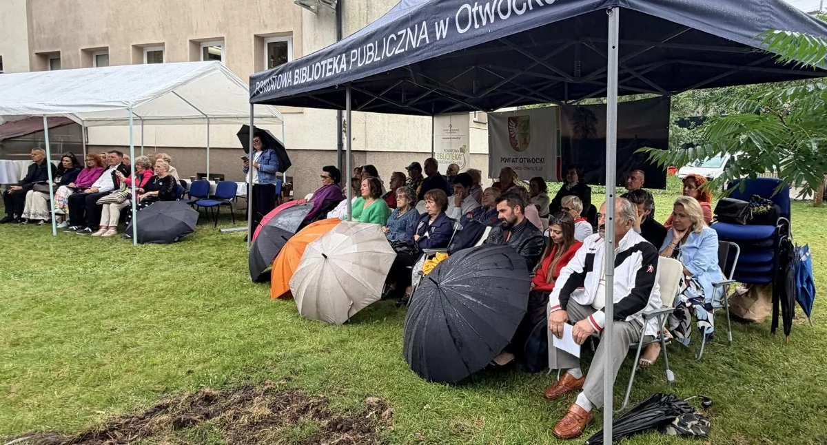 Literatura, Poetyckie Otwocku deszcz odstraszył poetów spotkanie zakończył koncert - zdjęcie, fotografia