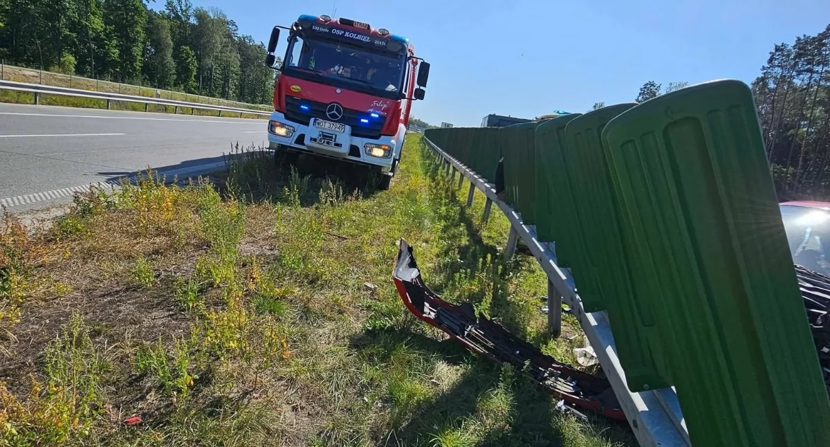 Na S17 kierująca uderzyła w bariery energochłonne. Fot. OSP Kołbiel
