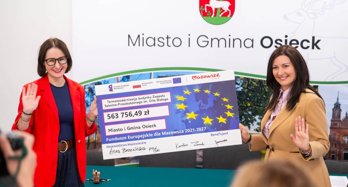 Symboliczny czek na dofinansowanie termomodernizacji szkoły w Augustówce. Od lewej: Karolina Zowczak i Anna Brzezińska. Fot. Kai Taller/UMWM