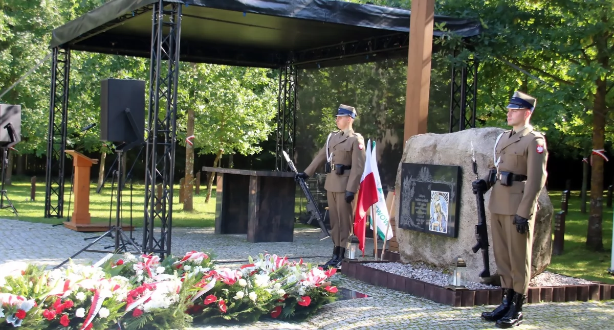 Uroczystość przy pomniku „Golgota leśników polskich i ich rodzin pomordowanych na Wschodzie w latach 1939-1948”. Fot. Andrzej Kamiński